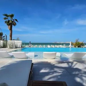 https://la-vie-jbr-sea-view-with-beach-access-happy-holidays-lux.dubaihotelsoffers.com